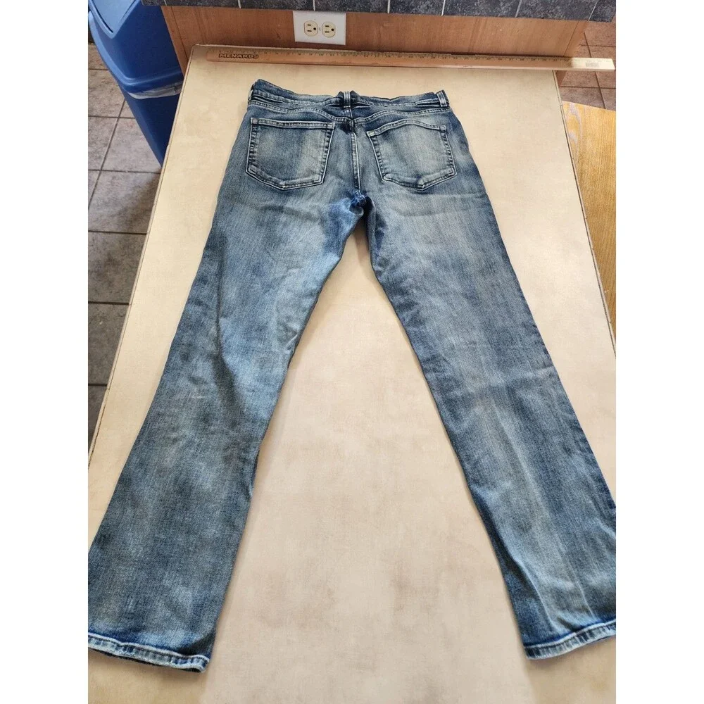 Urban Pipeline MaxFlex Athletic Jeans Men’s 33x30 Light Wash Distressed Stretch